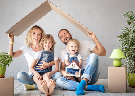 Szczęśliwa rodzina w wykończonym domu