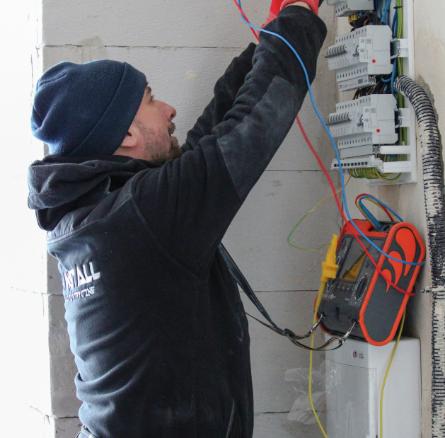 Zdjęcie instalatora - elektryka na inwestycji deweloperskiej